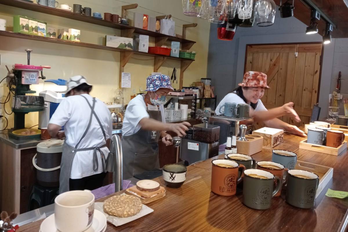 芥菜總會「夢想50+COFFEE」熟齡「社區銀賓員」
