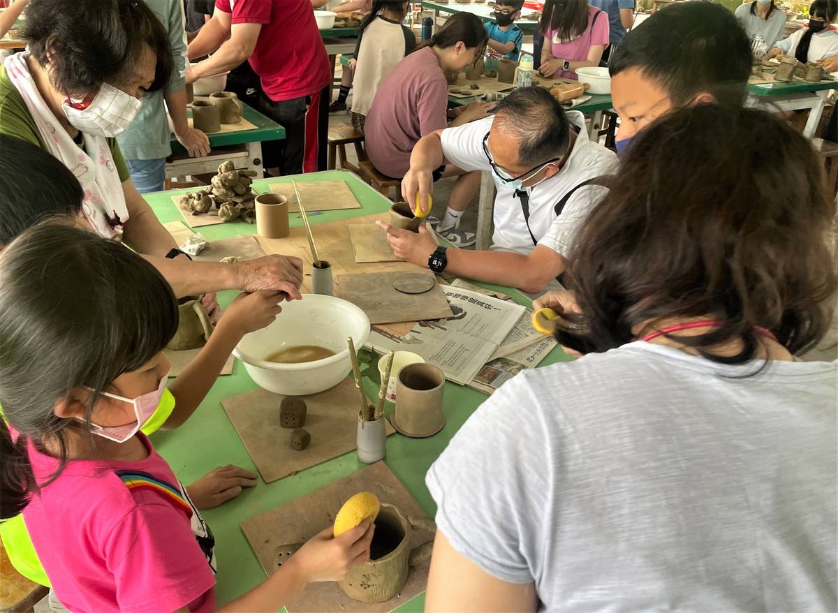 長安國小陶土親子共創課程，以海綿潤飾馬克杯 