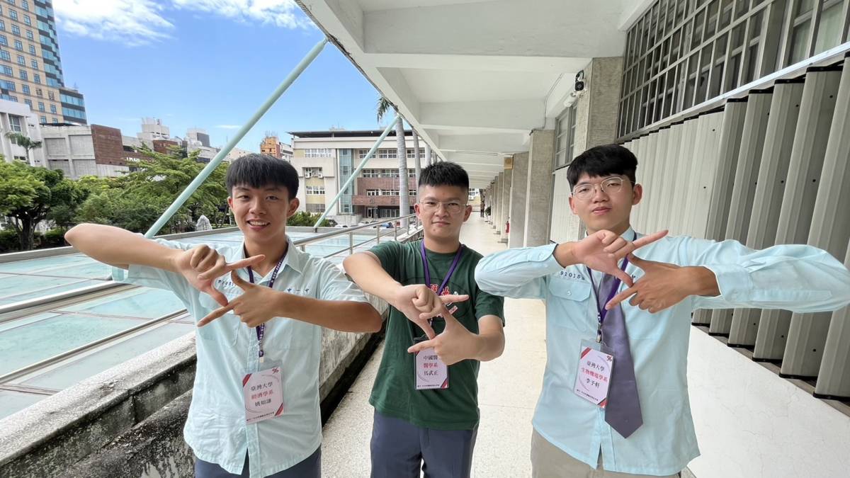臺中一中李予軒 馬武正 姚如謙同學