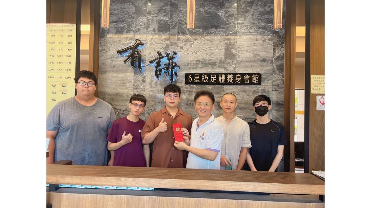 咖啡館轉足底養生館 年幼清寒葉俊宏 產學合作助學子找未來。(右三)葉俊宏董事長與科技大學暑期實習生