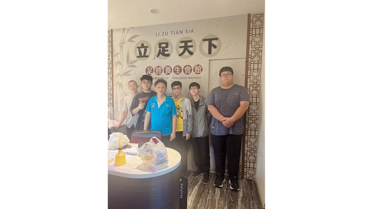 咖啡館轉足底養生館 年幼清寒葉俊宏 產學合作助學子找未來。(左三)葉俊宏董事長與科技大學暑期實習生
