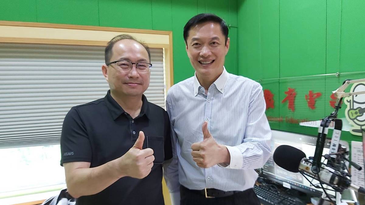 國立中興大學陳育毅主任(右)與節目主持人李大華(左)