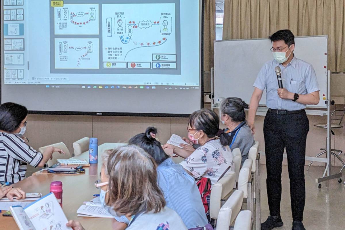 北市圖與北市聯醫合作辦理讀書會，由神經內科主任劉建良導讀失智症照護相關書籍