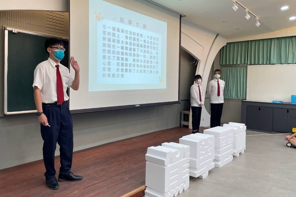 斗六家商李忠軒、林美婷、吳千慧分享學習成果「漫畫製作」 