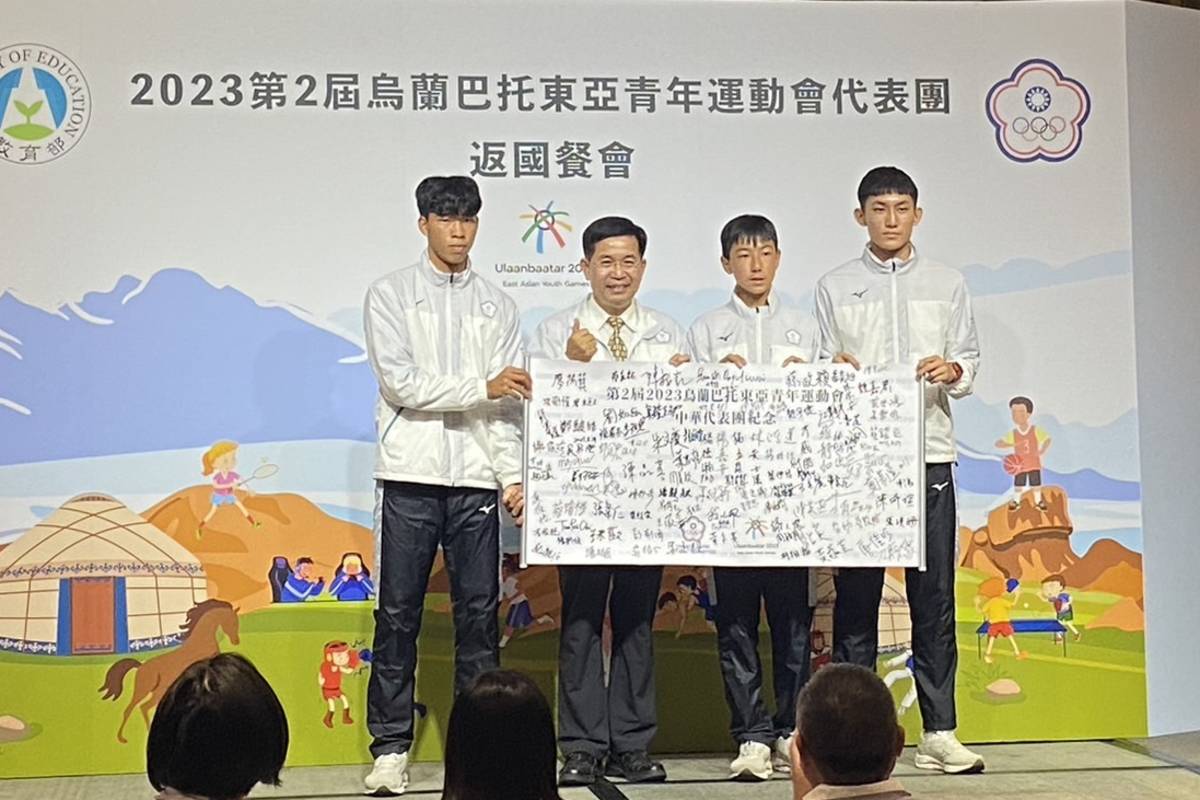 由足球選手張承揚、電競選手蔡鎧丞、田徑選手趙崑祥，將簽名卷軸致贈給潘文忠部長。