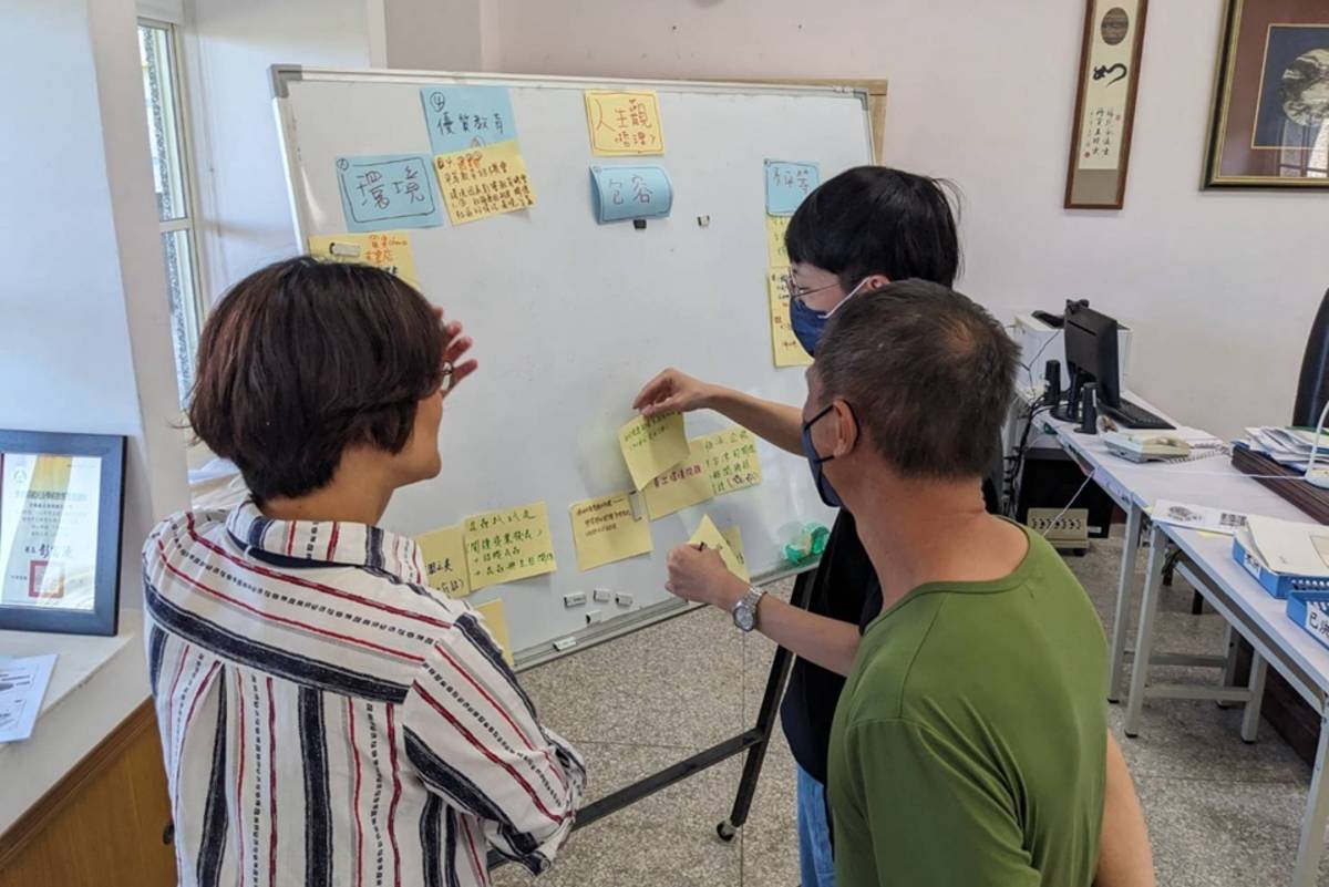 教師集思廣義討論中