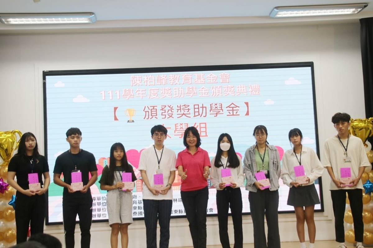 「陳柏峰教育基金會」頒發111學年度獎助學金，總金額提高至2百萬餘元，共有104名清寒學子受惠。