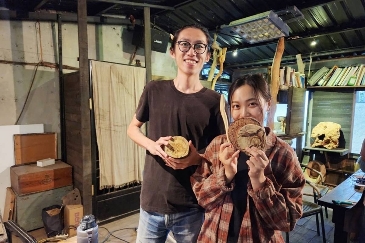 池上在地青年和參與木作課學習做杯墊、髮簪。