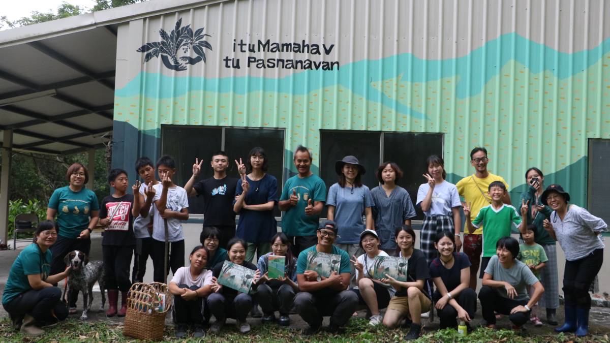營隊正式開展前，北藝大學生在內本鹿人文工作室幾位老師的帶領下至mamahav山胡椒基地—同時也是內本鹿事件發生的現場之—認識布農人的山林知識，並從不同觀點認識內本鹿事件（郭庭耘 攝影）