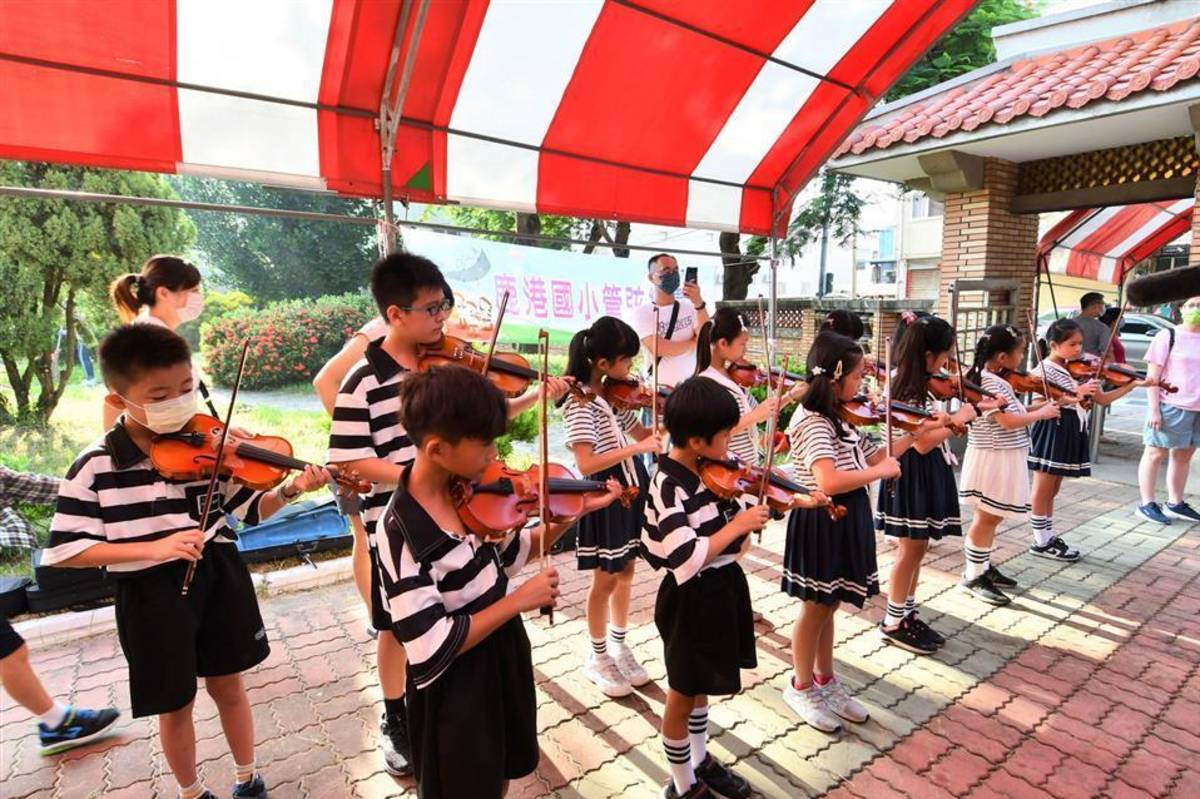 鹿港國小派出學生管弦樂團迎接新生（圖源：彰化縣政府）