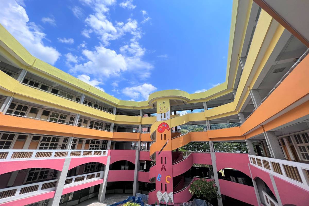 三玉國小暑假進行校舍外牆更新工程，以嶄新的五層樓彩繪迎接新學期到來
