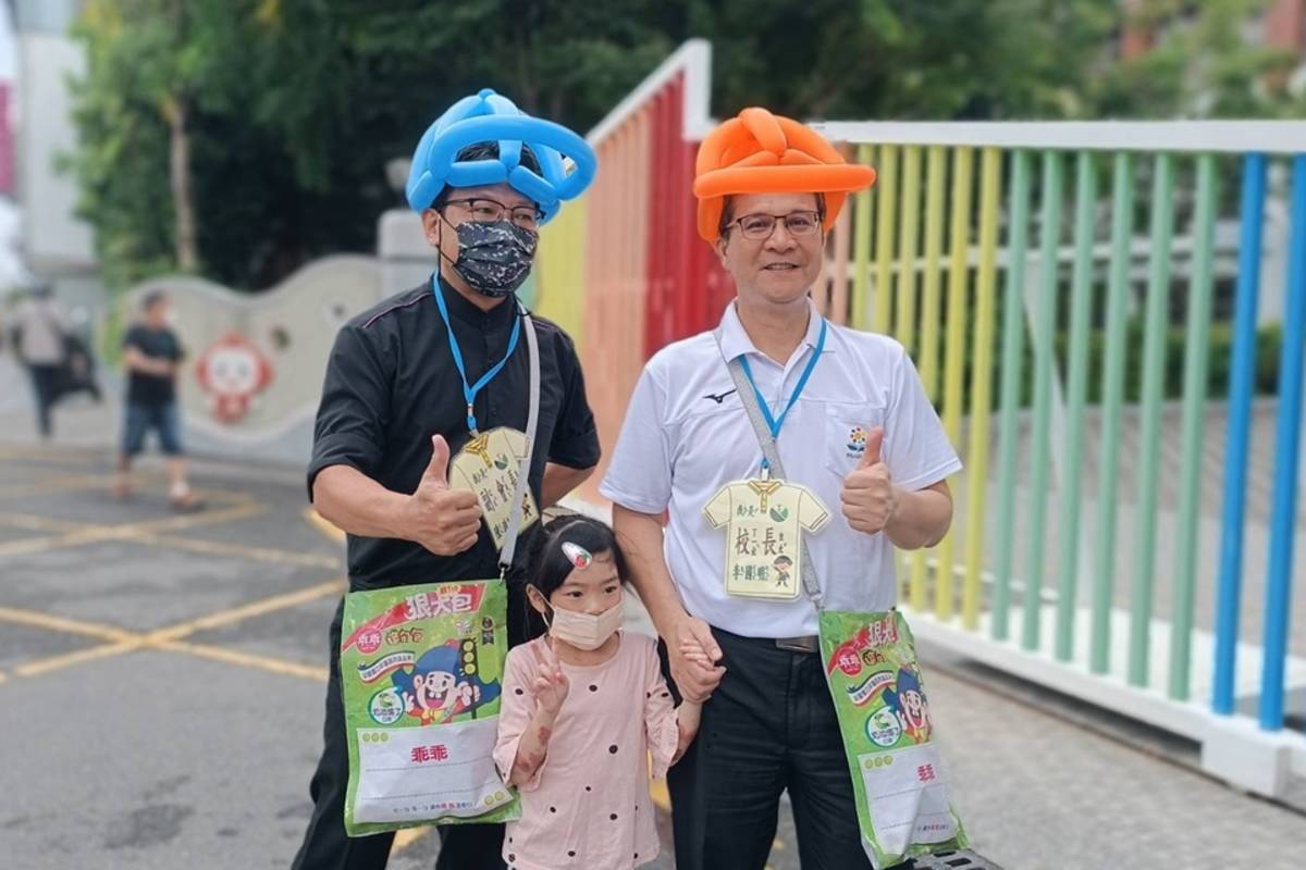 中正國小校長在門口迎接新生