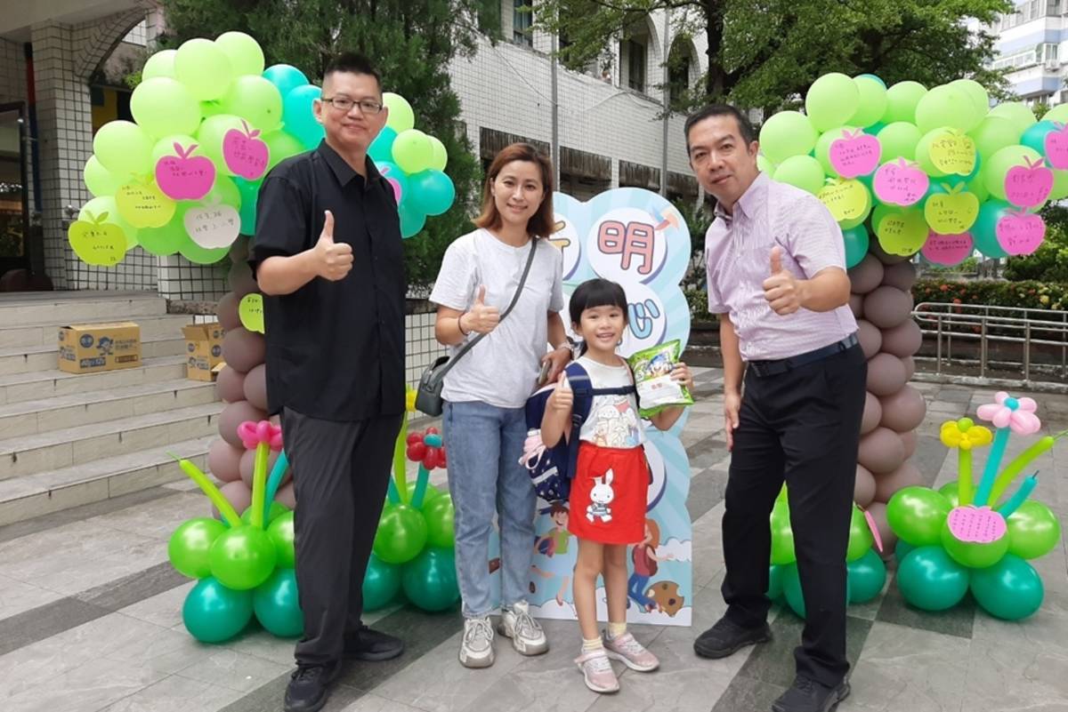 明恥國小新生親子與氣球許願樹合影