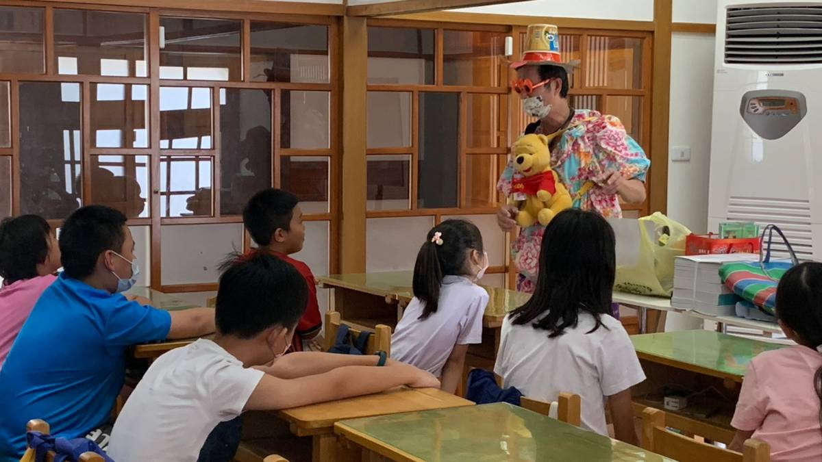 「六堆人的麥克風，六堆文化的耕耘機」現任六堆風雲雜誌社社長鍾振斌老師