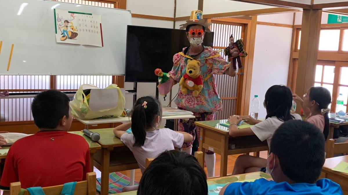 阿斌哥(鍾振斌老師)創作適合孩童學習的客家童謠、童詩、教材和劇本，發揚「打嘴鼓口說藝術」