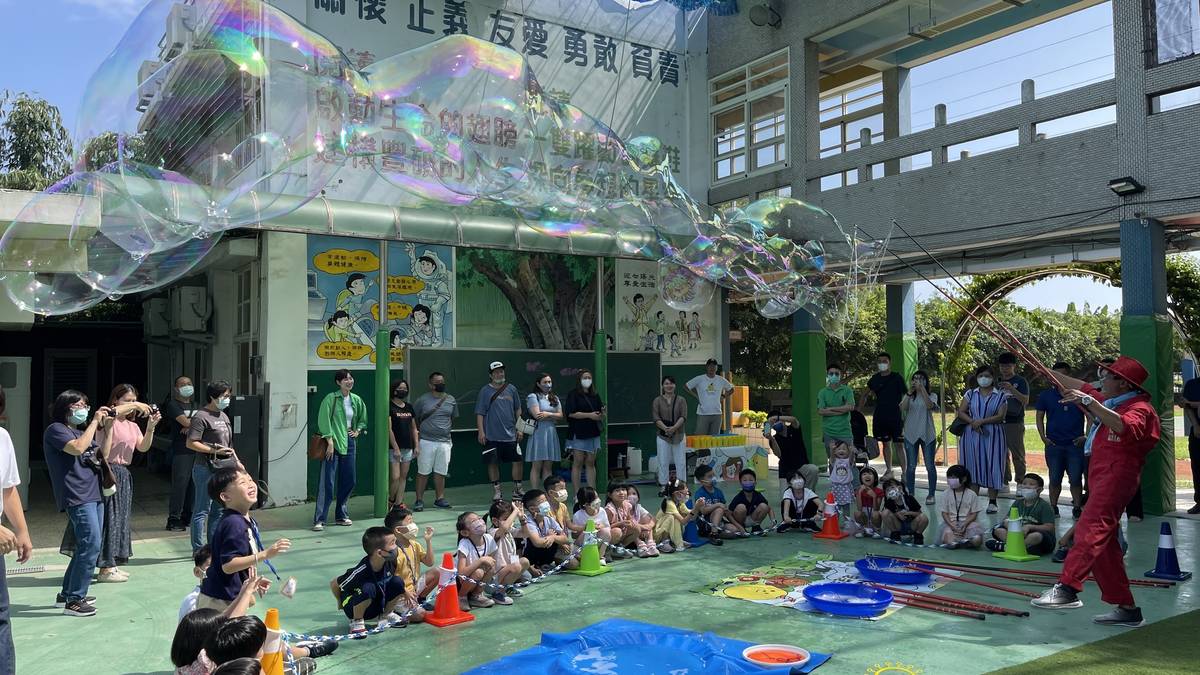 小朋友看到好大的泡泡都覺得好新奇(圖片來源：文德國小提供)