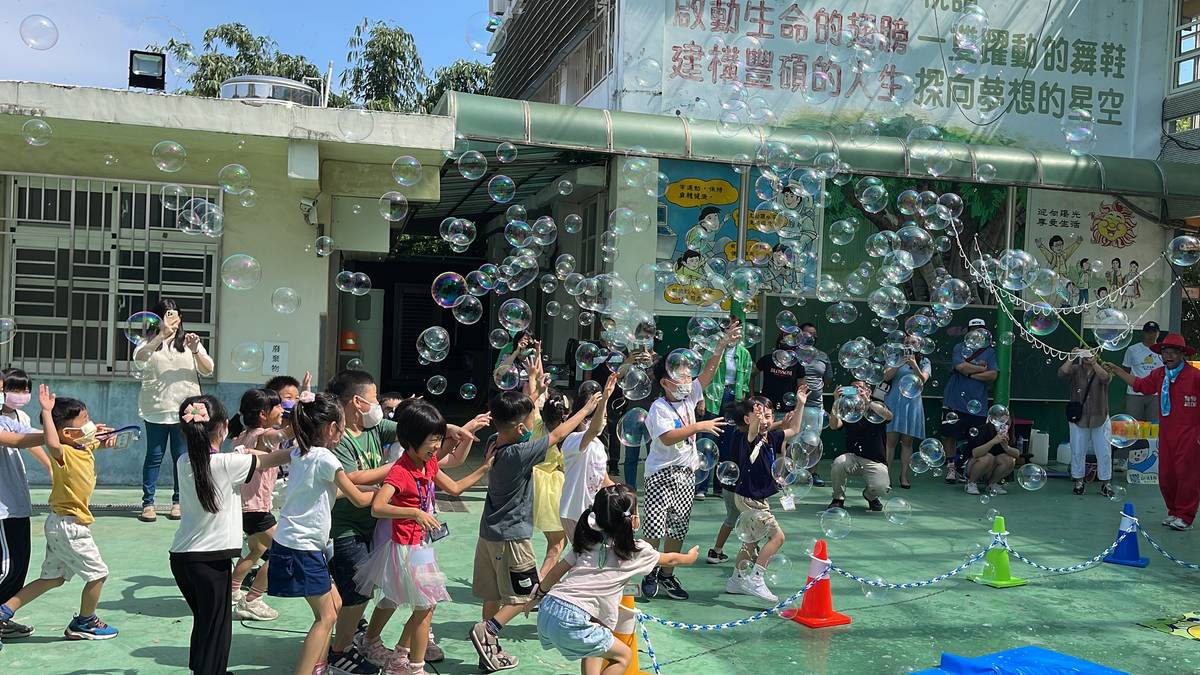 小朋友玩泡泡好開心(圖片來源：文德國小提供)