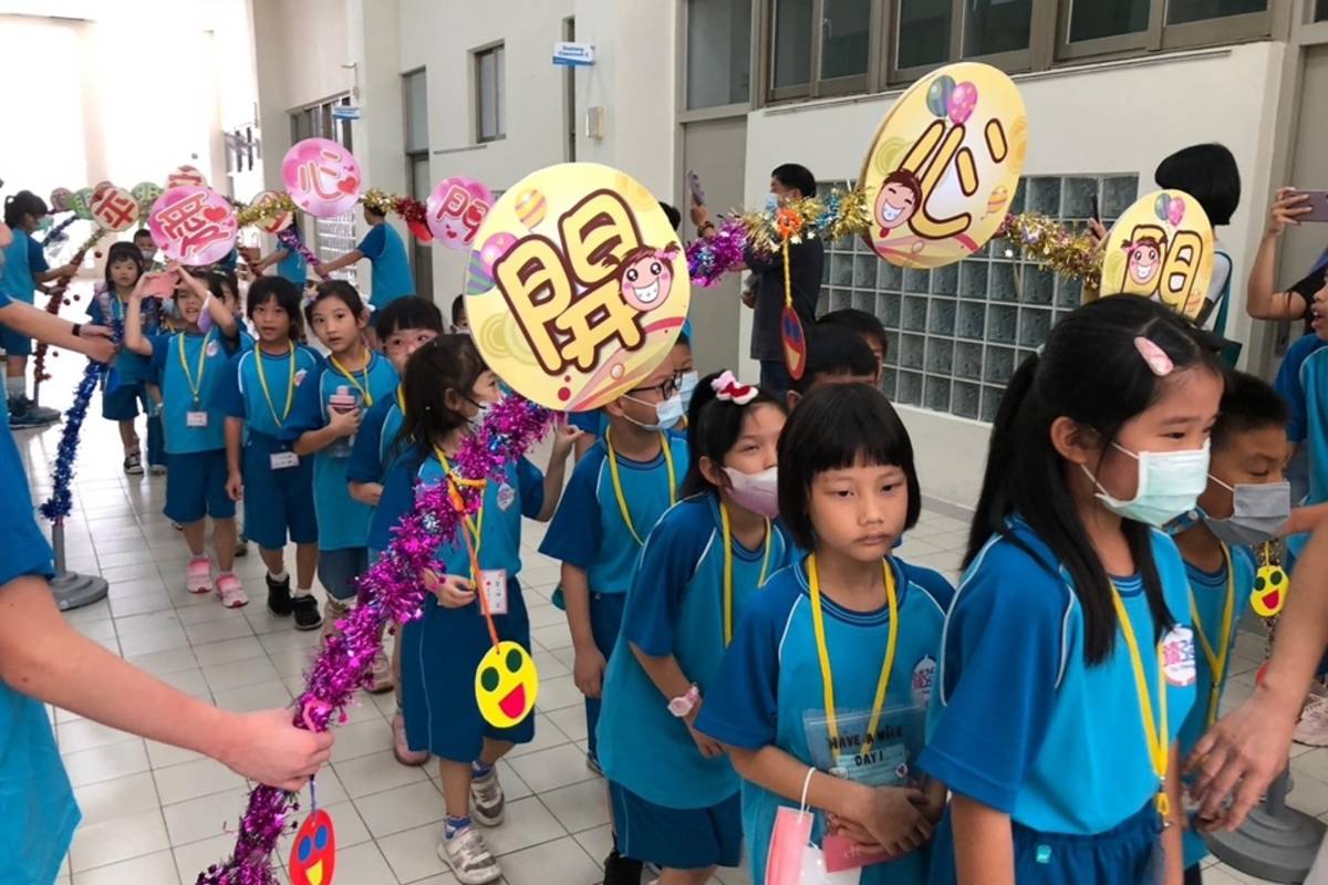 鑄強國小學童走過五道祝福門