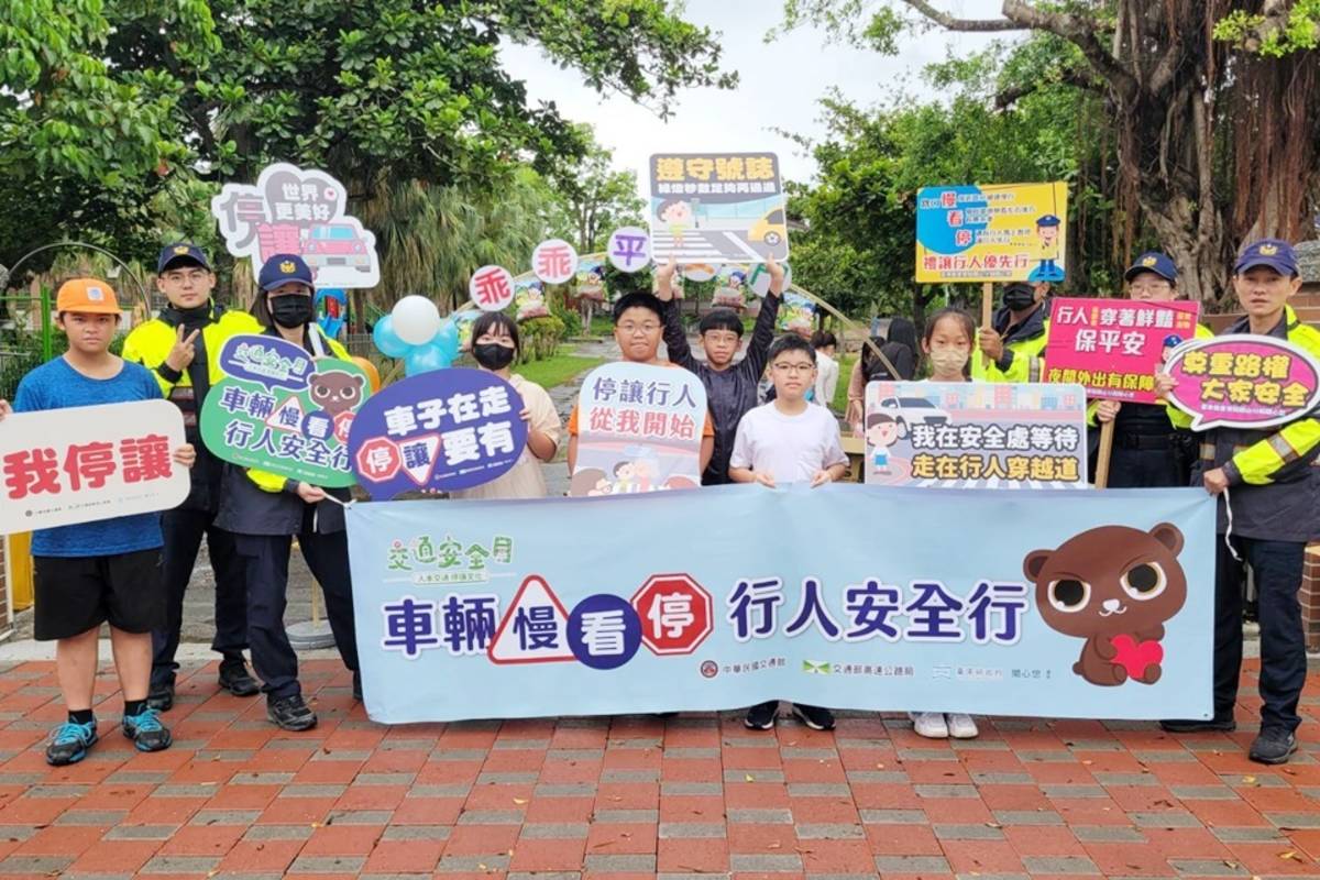 迎接開學日，臺東縣警察局各分局執行「護童專案」勤務。