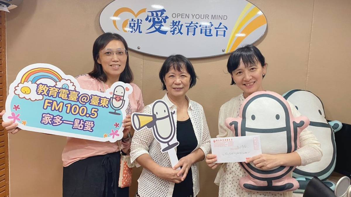 簡馨瑩老師(中)、東大學生李淑慧(左)、鍾靈，分享到部落遊戲屋教學經驗 
