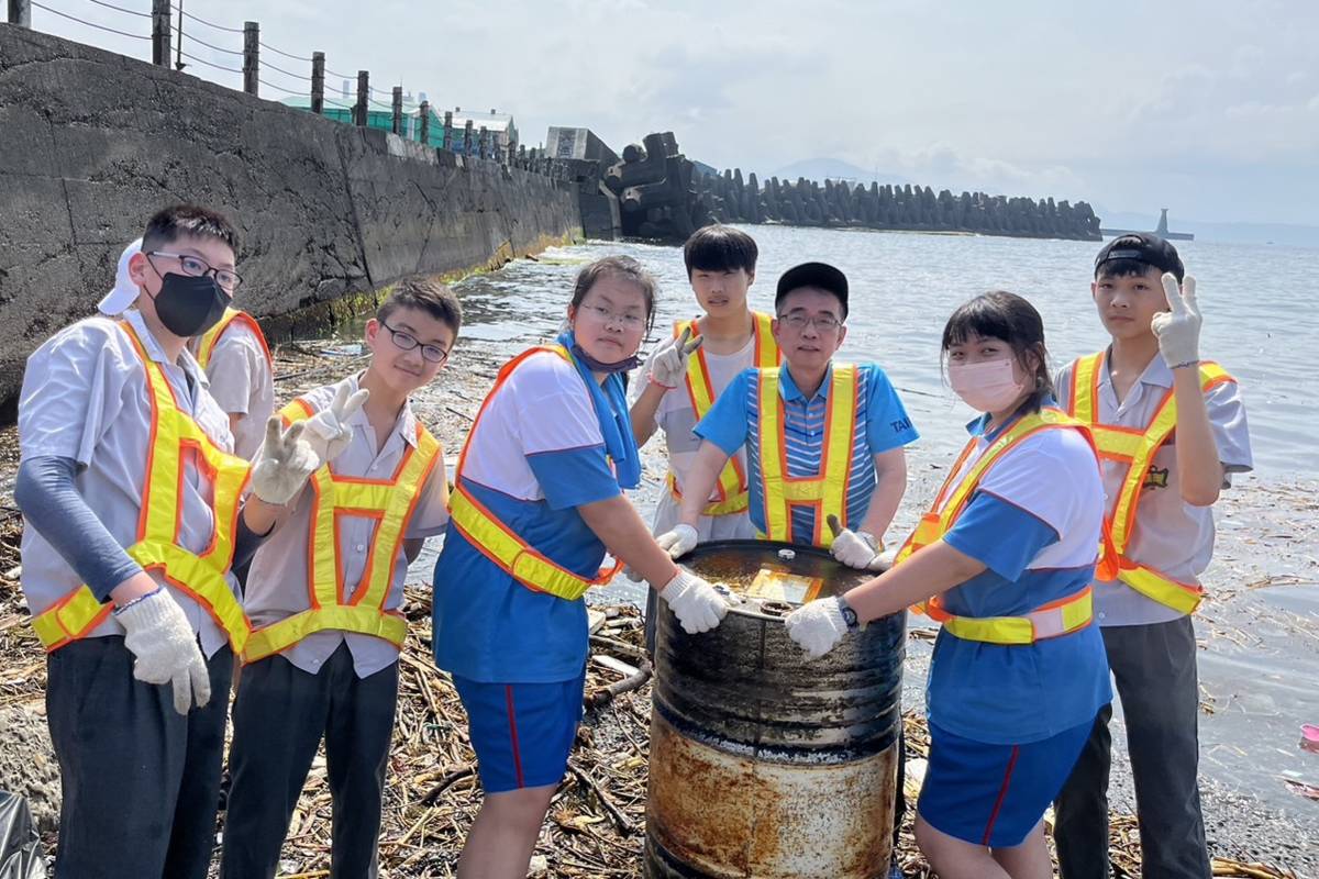 信義國中蔣佳良校長(右3)與學生到和平島淨灘