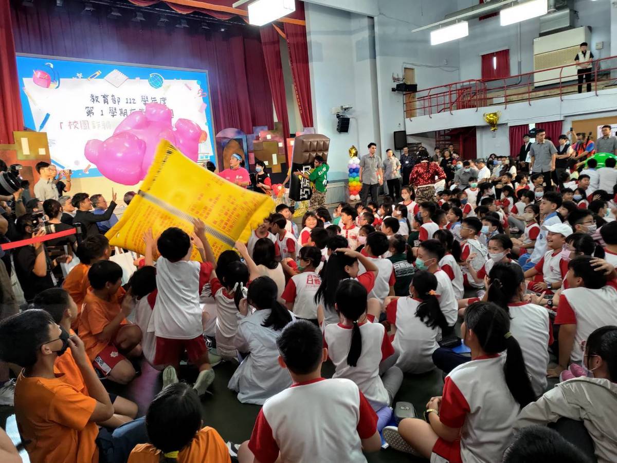 紙風車用大型王子麵和糖果氣球代表可疑毒品可能混進零食,由陌生人提供