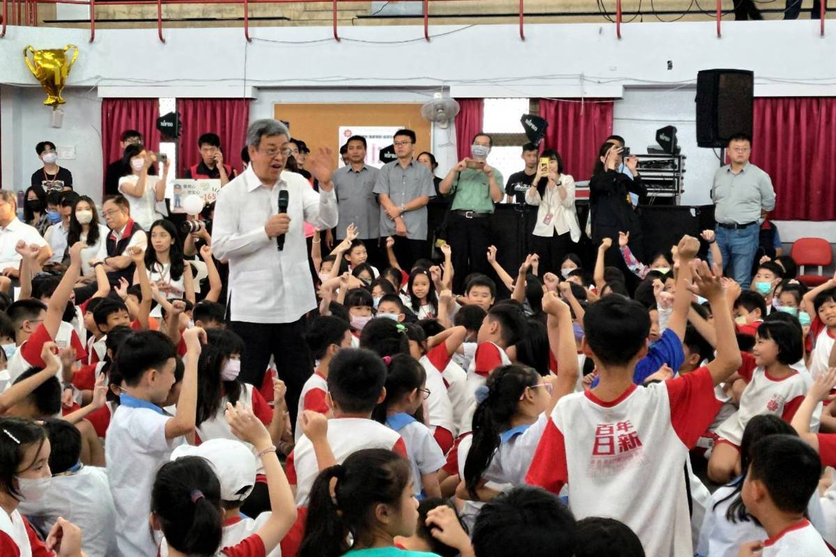 陳揆與學童宣導防詐互動