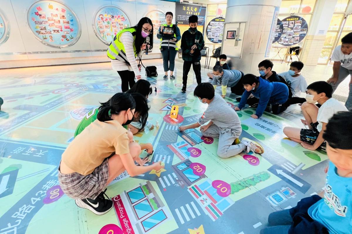天母國小引進新興科技融入交安教育，規劃設計虛擬實境課程及團傳車體驗活動