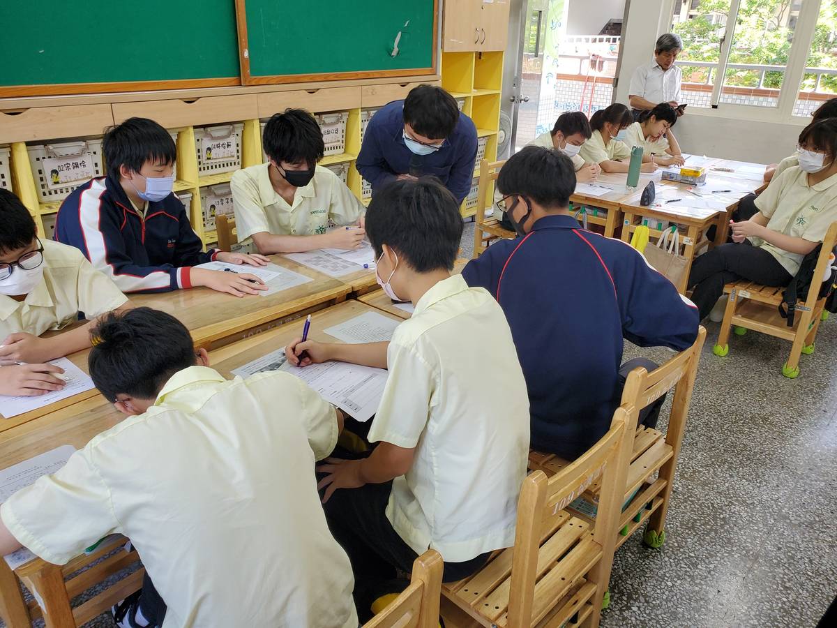 透過桌遊遊戲，引發學生對勞動議題的探究興趣和動機
