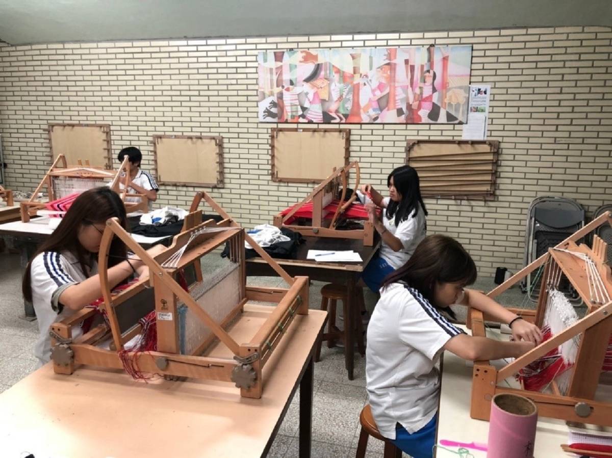 樹林高中藝能班學生製作各族傳統服飾