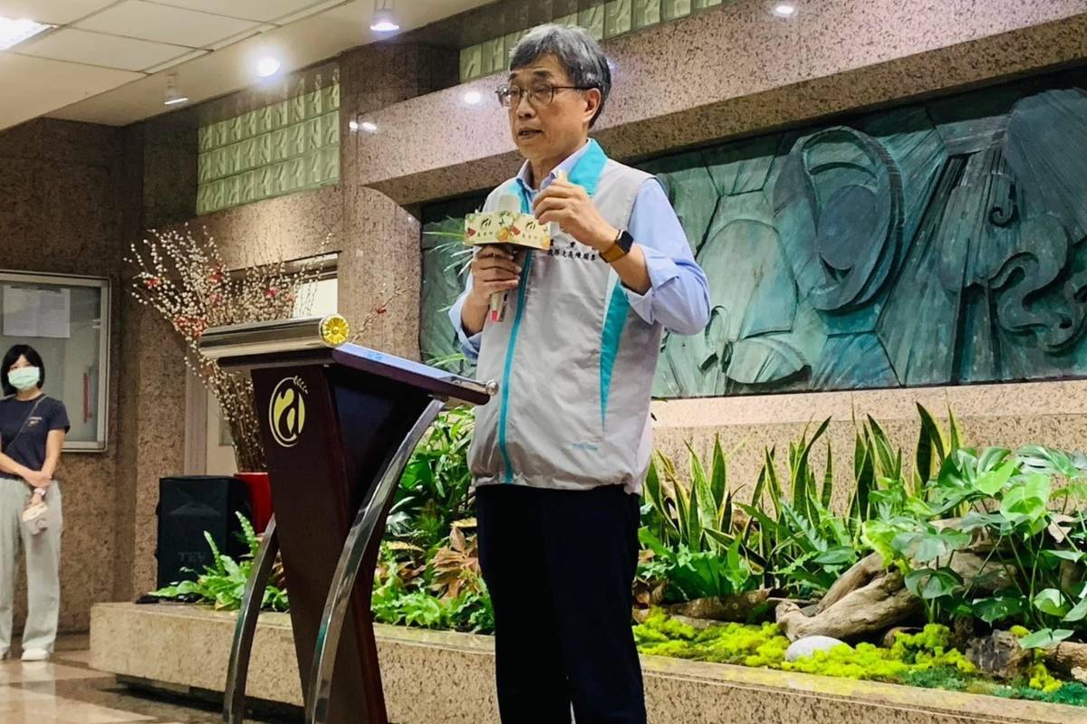 農業部政務次長陳駿季，說明專案進口雞蛋工作過