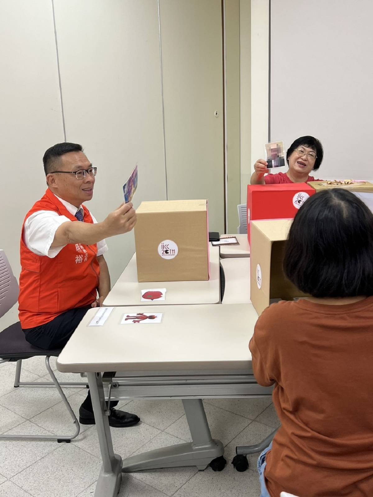 林明裕政務次長及陳雪玉署長體驗「說書人」關卡