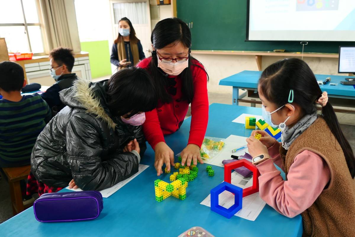 教師運用多元教材引導學生學習