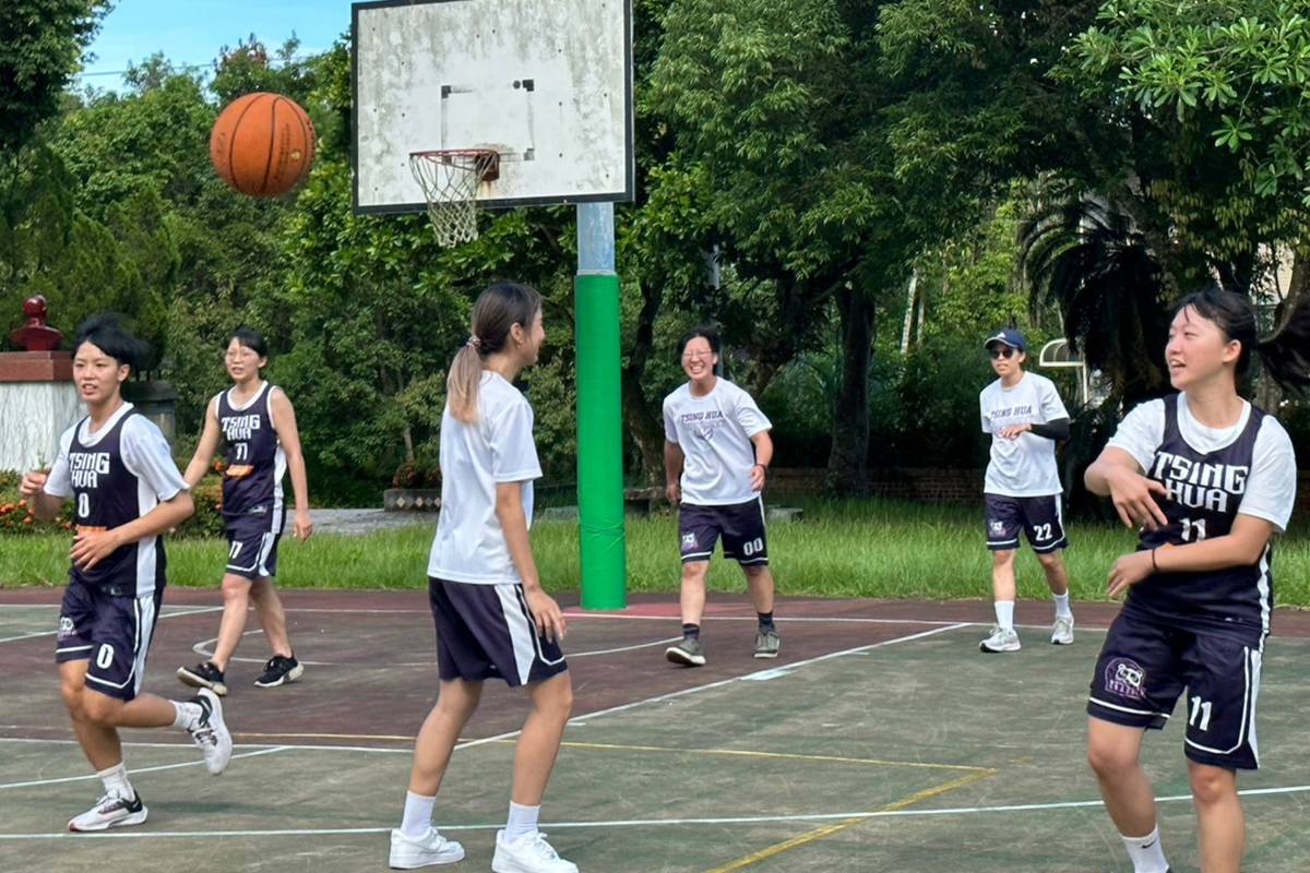 清華女籃隊到舞鶴國小