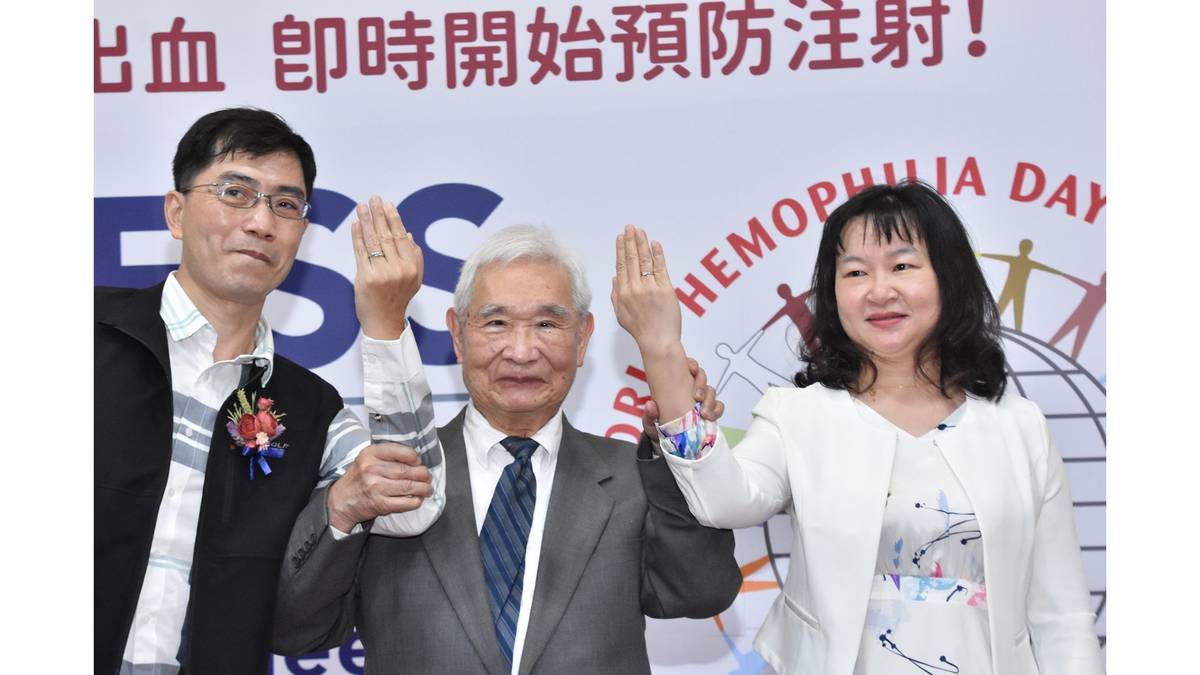 「結為連理拜他所賜」因有沈教授，今天才有王華舘，締造愛妻姻緣。台灣血友病之父 沈銘鏡教授(中)化身「白衣月老」，以一條紅色「姻緣線」，將姻緣二端牢牢繫在一起，象徵沈教授用熱血生命救過 王華舘(左一)。