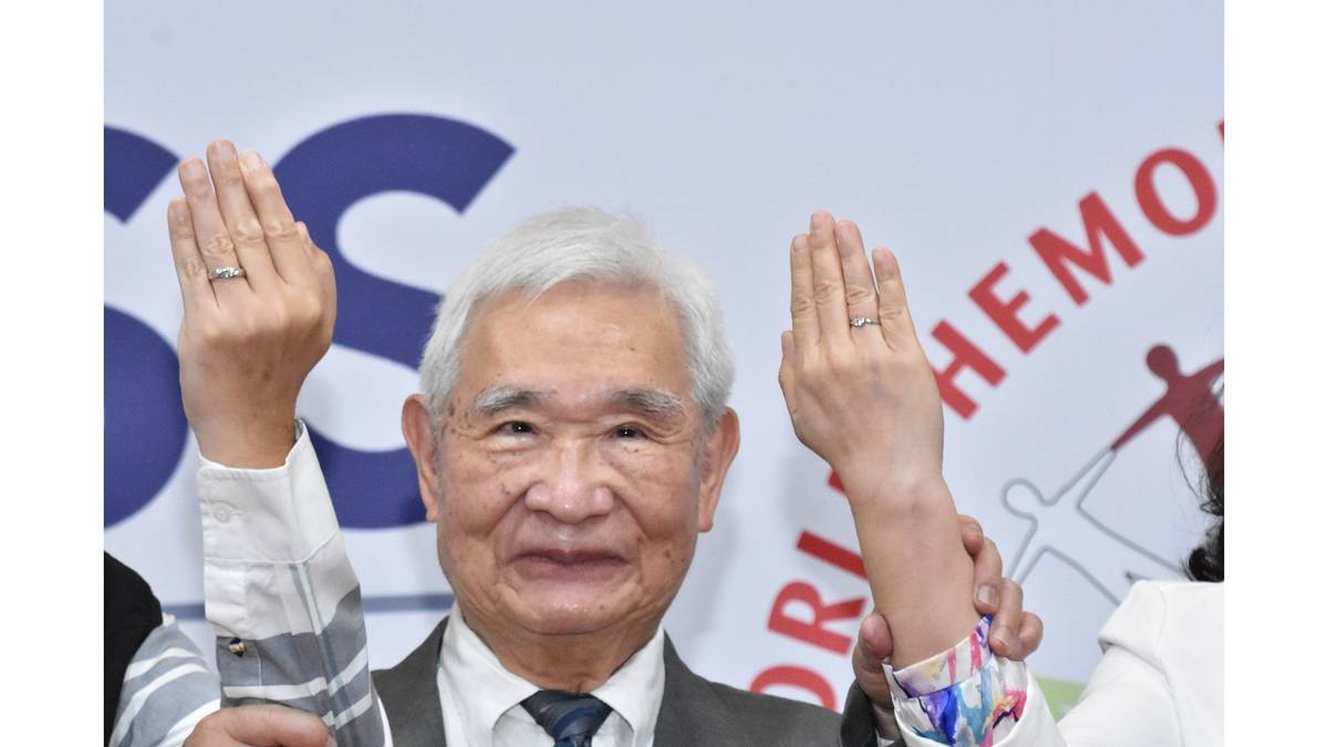 「結為連理拜他所賜」因有沈教授，今天才有王華舘，締造愛妻姻緣。台灣血友病之父 沈銘鏡教授(中)化身「白衣月老」，以一條紅色「姻緣線」，將姻緣二端牢牢繫在一起，象徵沈教授用熱血生命救過 王華舘(左一)。