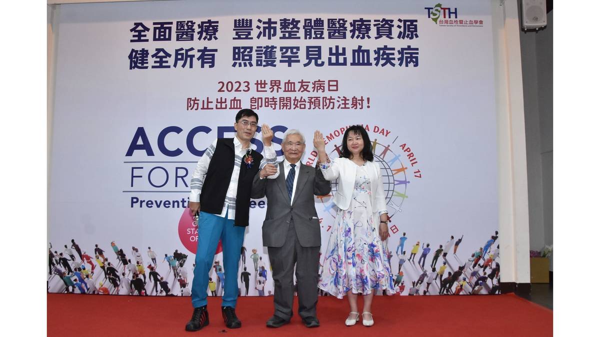 「結為連理拜他所賜」因有沈教授，今天才有王華舘，締造愛妻姻緣。台灣血友病之父 沈銘鏡教授(中)化身「白衣月老」，以一條紅色「姻緣線」，將姻緣二端牢牢繫在一起，象徵沈教授用熱血生命救過 王華舘(左一)。