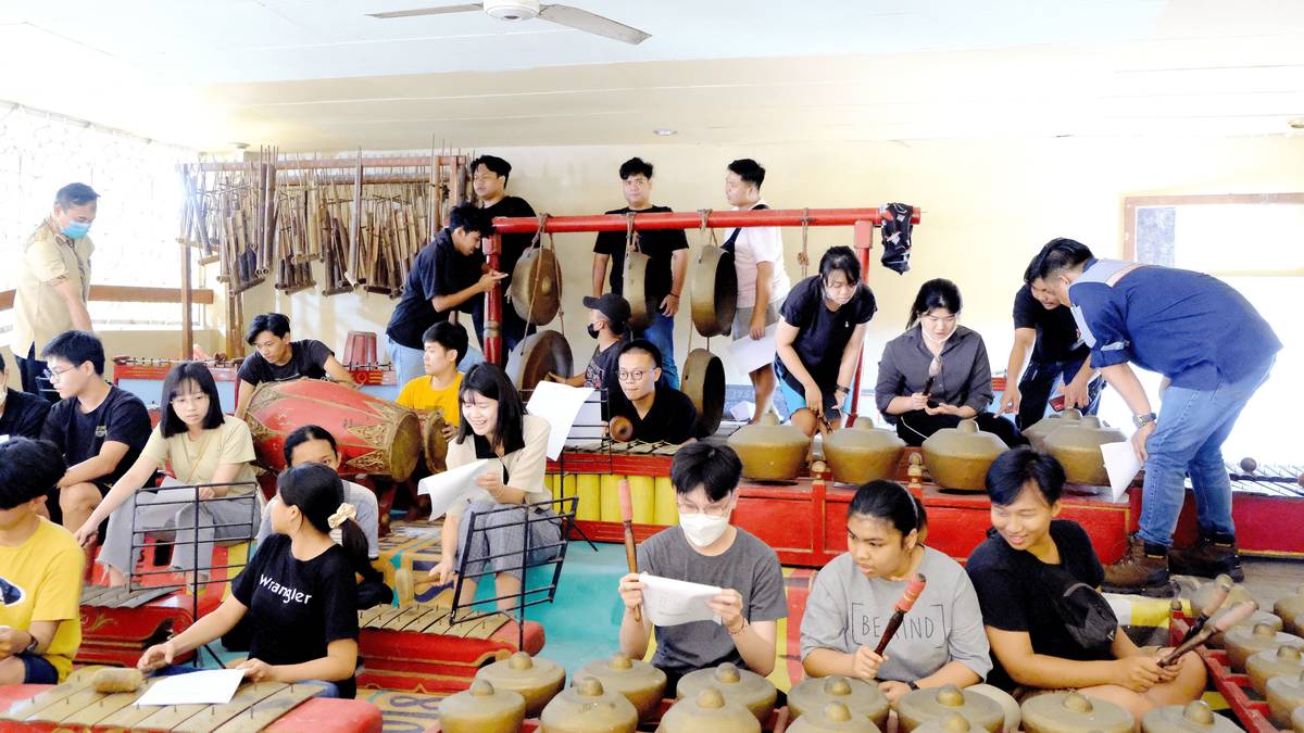臺科大學生到印尼不僅協助改善社區設施，更深入當地文化，學習印尼傳統樂器-甘美朗。(臺科大提供)