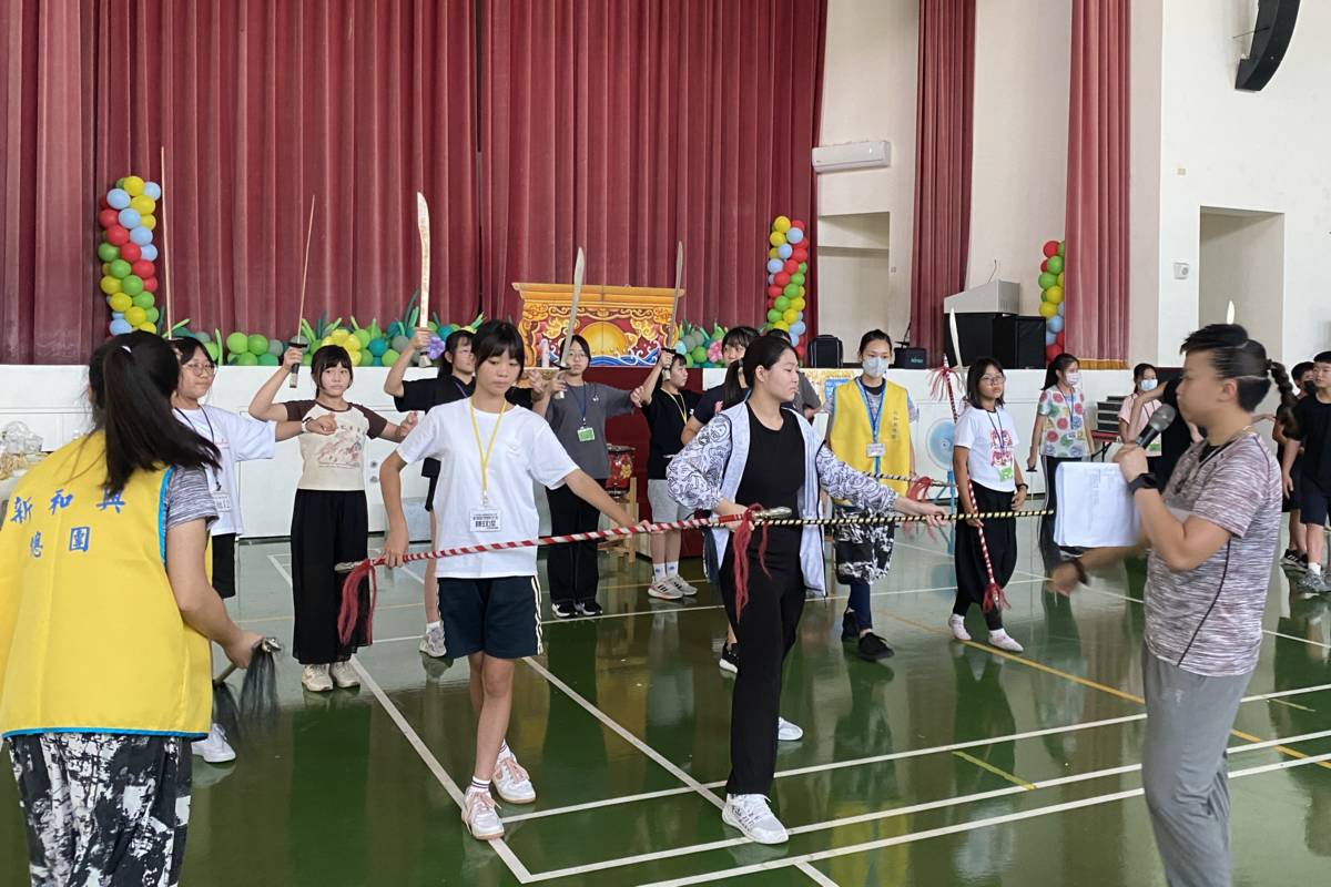 學生認真學習歌仔戲的身段和走位