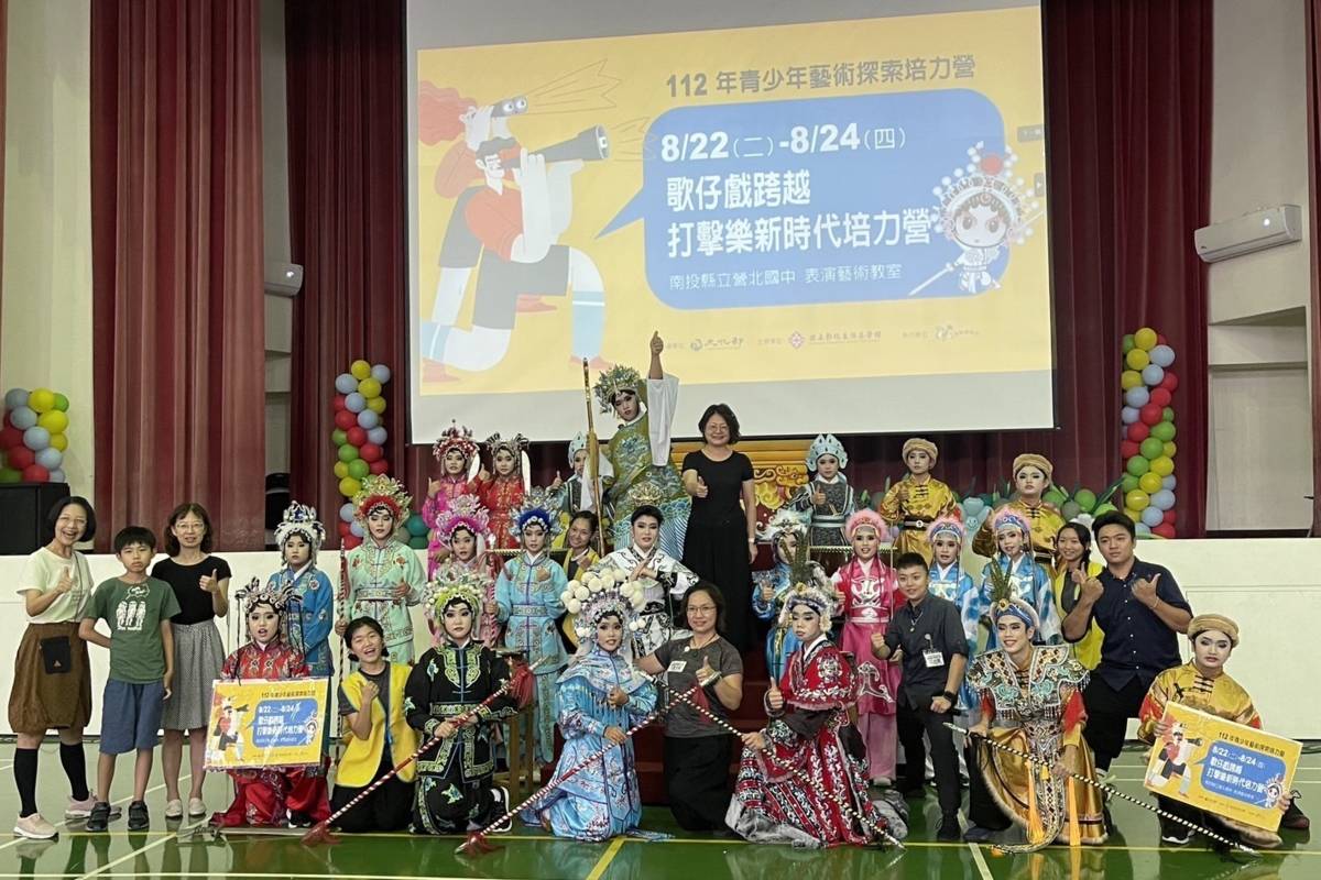 歌仔戲營隊成果展時學生完妝上場有模有樣(圖片來源：營北國中)