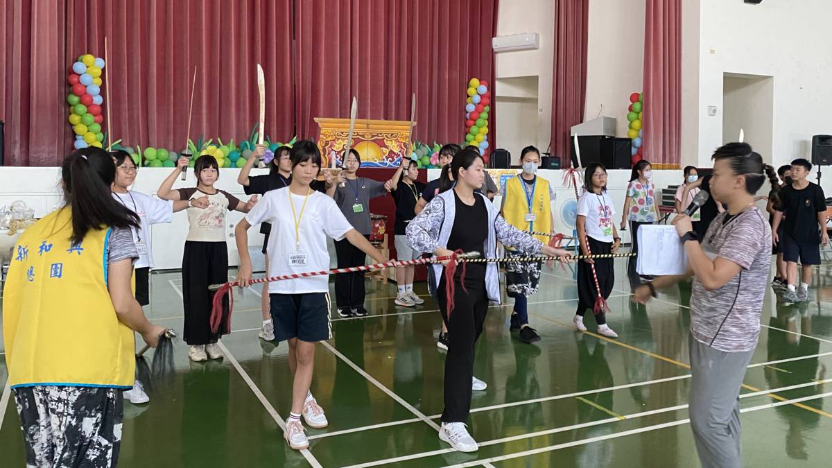 學生認真練習歌仔戲的走位和身段