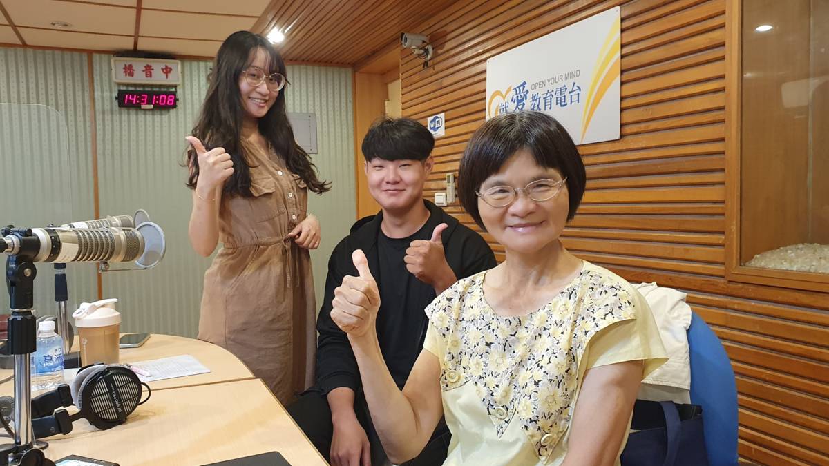 1120906高雄市政府教育局家庭教育中心志工國小退休主任 王肅雝 主任、高雄市政府教育局家庭教育中心專業人員 陳映年、樹德科技大學 兒童與家庭服務系 實習生 吳厚慶 同學