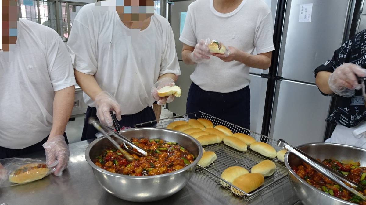 烘焙班受刑人同學們製作麵包糕點
