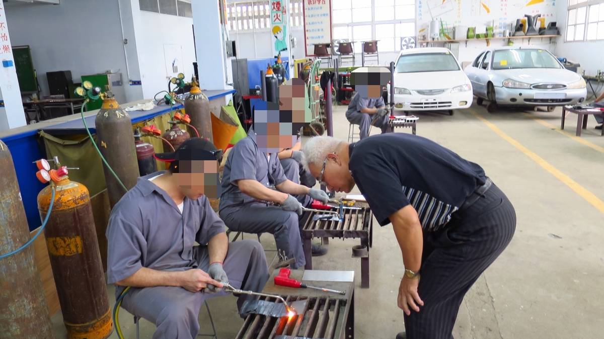 岩灣技能訓練所同學們工廠日常