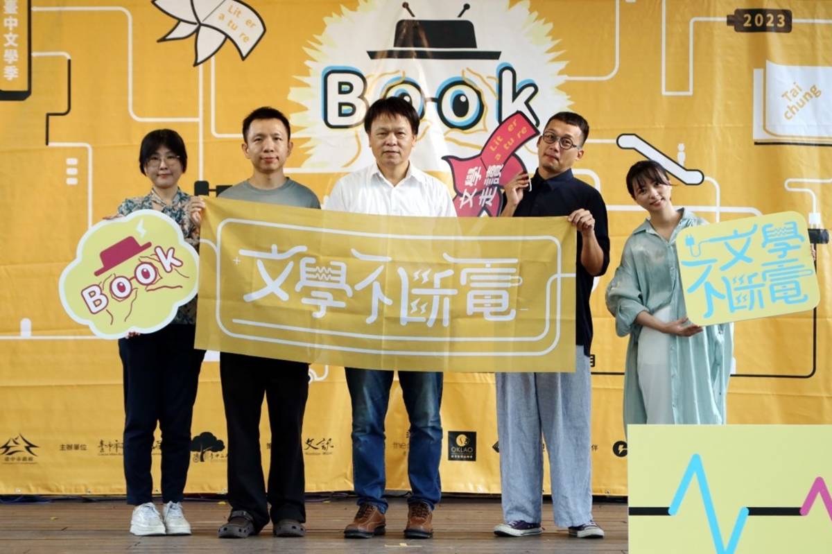 曾副局長與4位朗讀文本作家合影