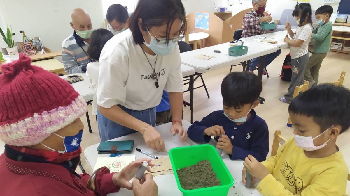 老幼共學 艾草蚊香課程(照片由馬蘭榮家提供)