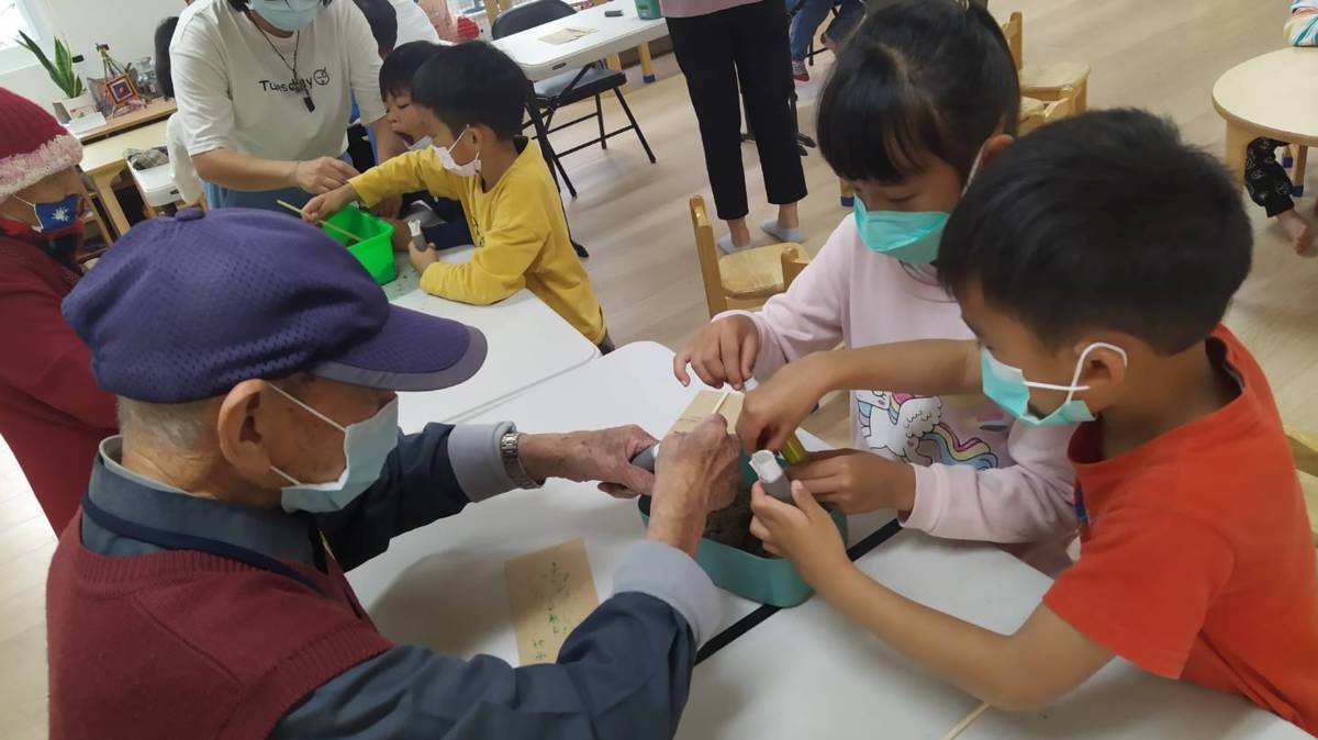 老幼共學 艾草蚊香課程(照片由馬蘭榮家提供)