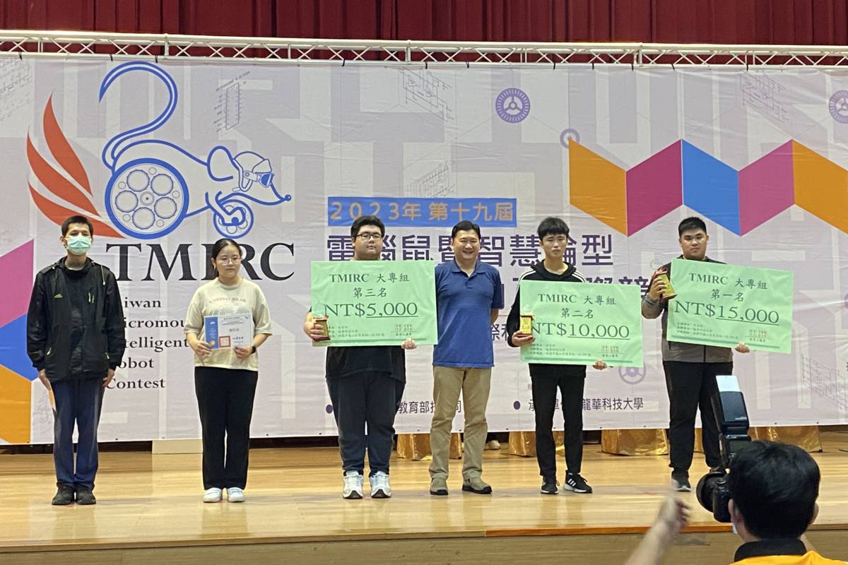 南臺科大電子系學生萬叡穎和林輝諺榮獲第十九屆「電腦鼠暨智慧輪型機器人國內及國際競賽」線迷宮鼠競賽大專組第一名。