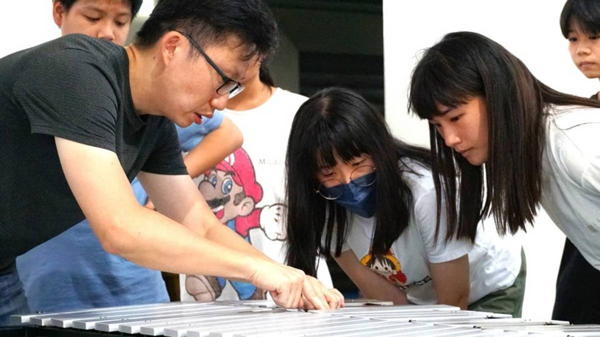 除了為學生帶來新的音樂知識與觀念，也為管樂隊檢修樂器