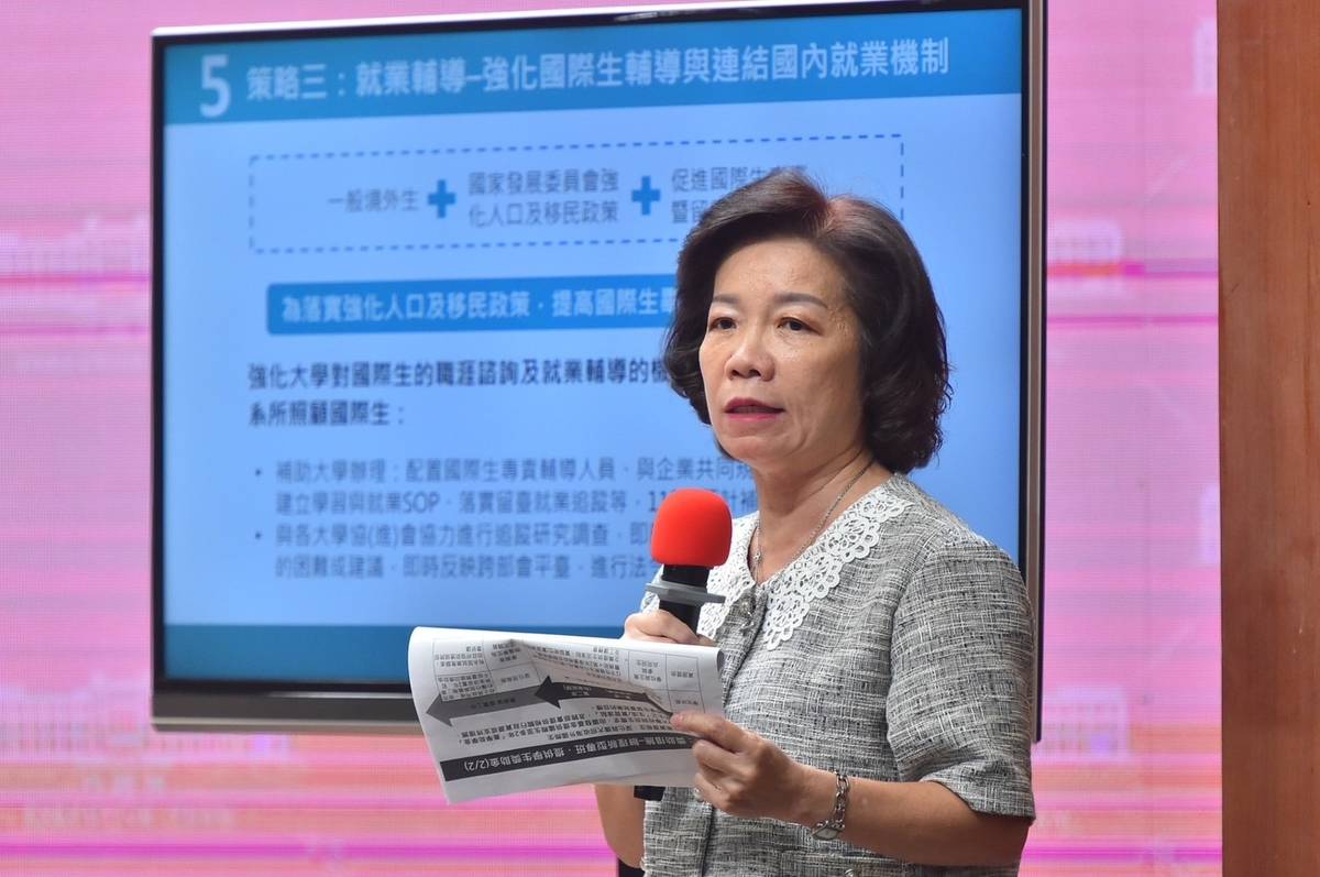教育部技職司司長楊玉惠說明政策內容。(行政院提供)